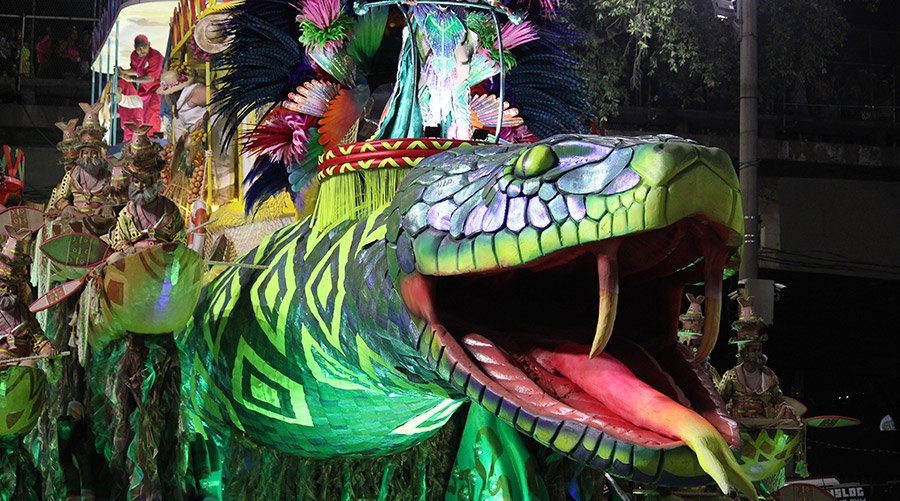 Alegoria em forma de serpente na Marquês de Sapucaí