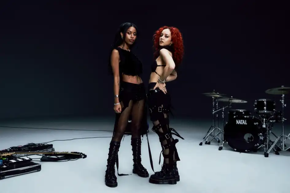 Dupla britânica Nova Twins traz seu rock pesado e inovador ao Rio em 2026