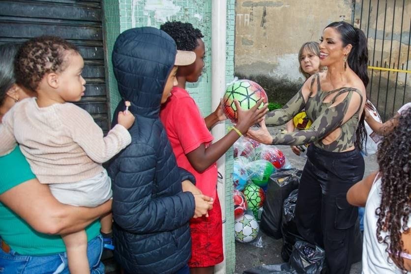 MUSA: Alice Alves sobe o Morro do São Carlos no RJ para distribuir brinquedos