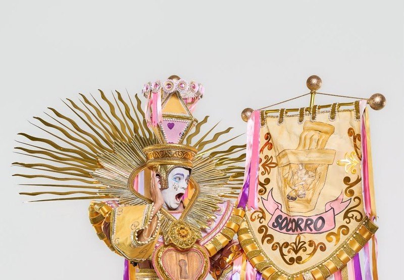 Unidos da Tijuca homenageia Socorro Acioli em fantasia sobre Santo Antônio