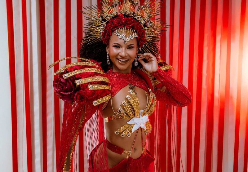 Rayane Dumont brilha com look inspirado na Festa do Divino na União de Maricá