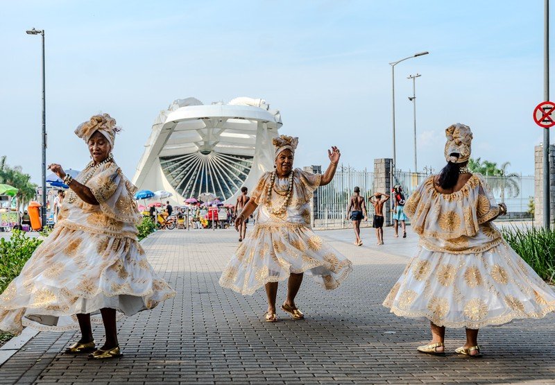 Flash mob na Praça Mauá anuncia os sambas de 2027 e álbum sai em 29 de outubro