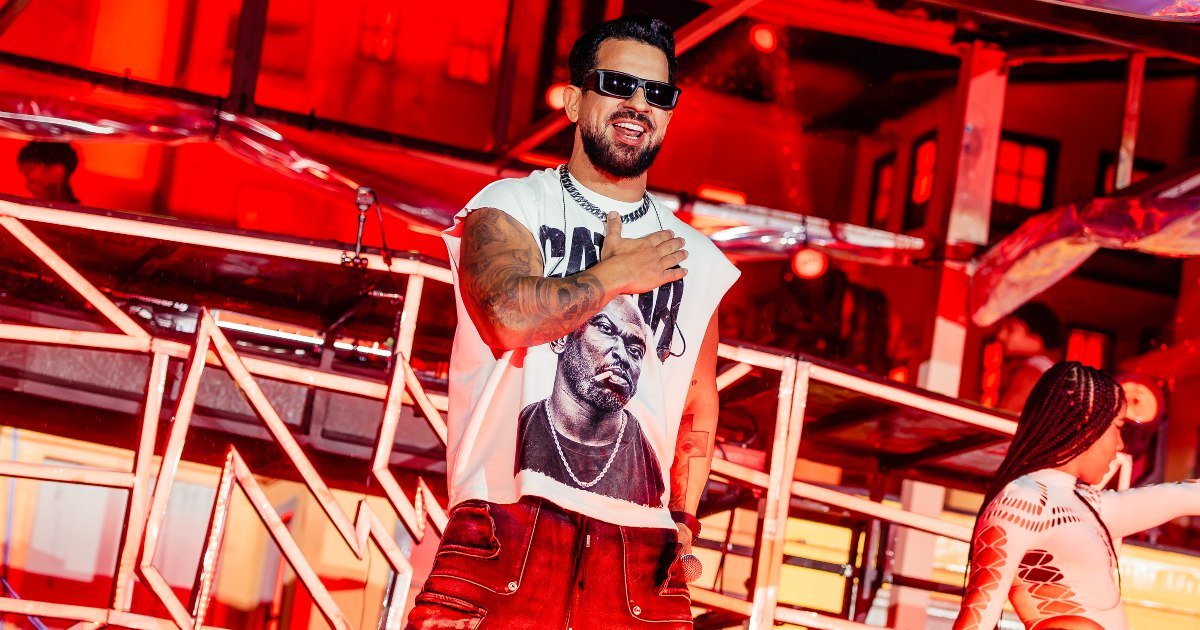 Dennis abre o jogo sobre como concilia a maratona de shows com a vida de pai