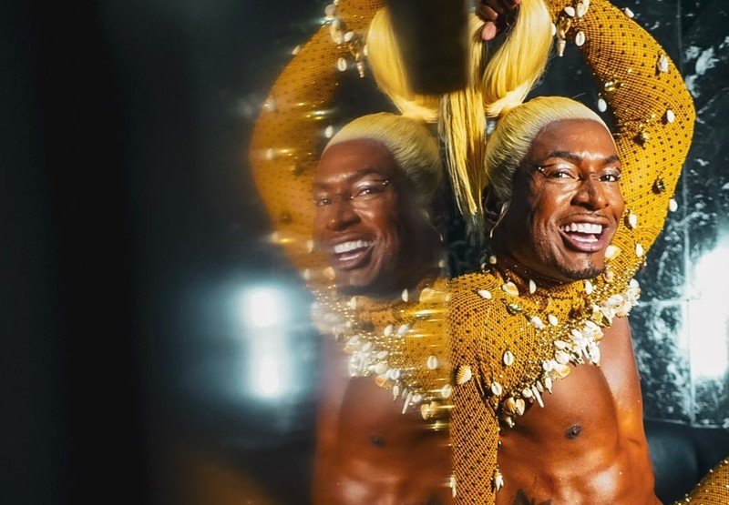 Maximyliano segue brilhando como muso do Império Serrano no Carnaval 2027
