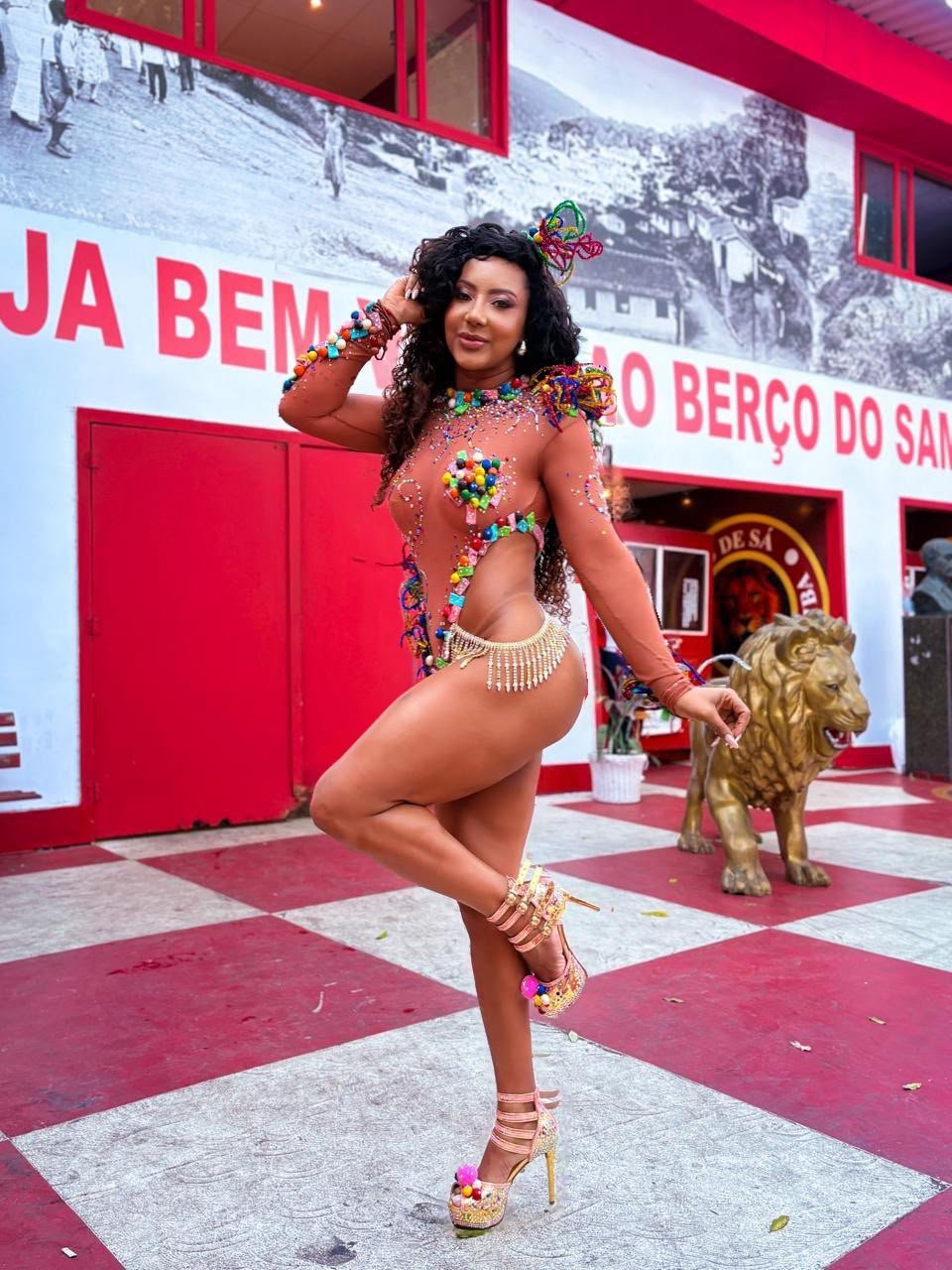 Estilista cria figurino com mais de 500 chicletes para musa da Estácio de Sá