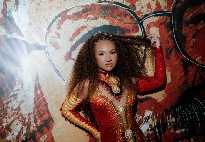 Rayane Dumont brilha como rainha de bateria na estreia da União de Maricá no Grupo Especial