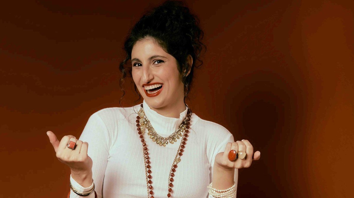 Nicole Musafir transforma seus diários e canções em confissão na peça "Para Quem Não me Conhece"