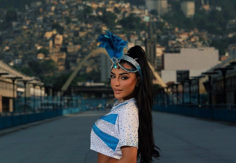 Duda Freire é a nova musa da Unidos de Vila Isabel pro Carnaval 2027
