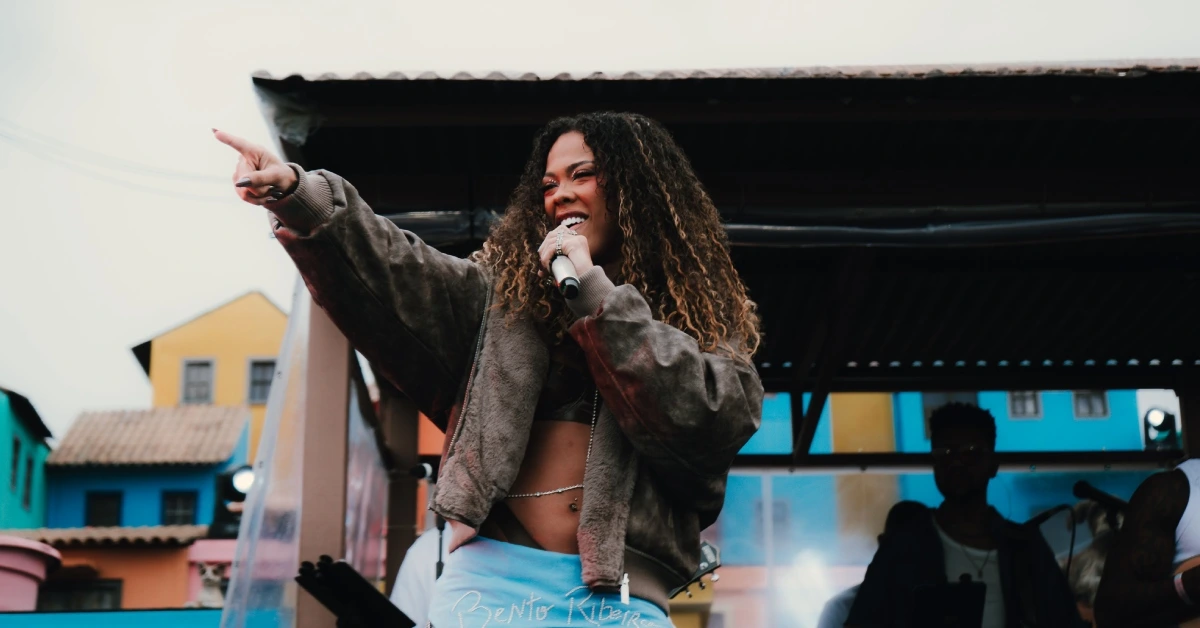 Marvvila bota o Espaço Favela para pagodear debaixo de chuva no Rock in Rio