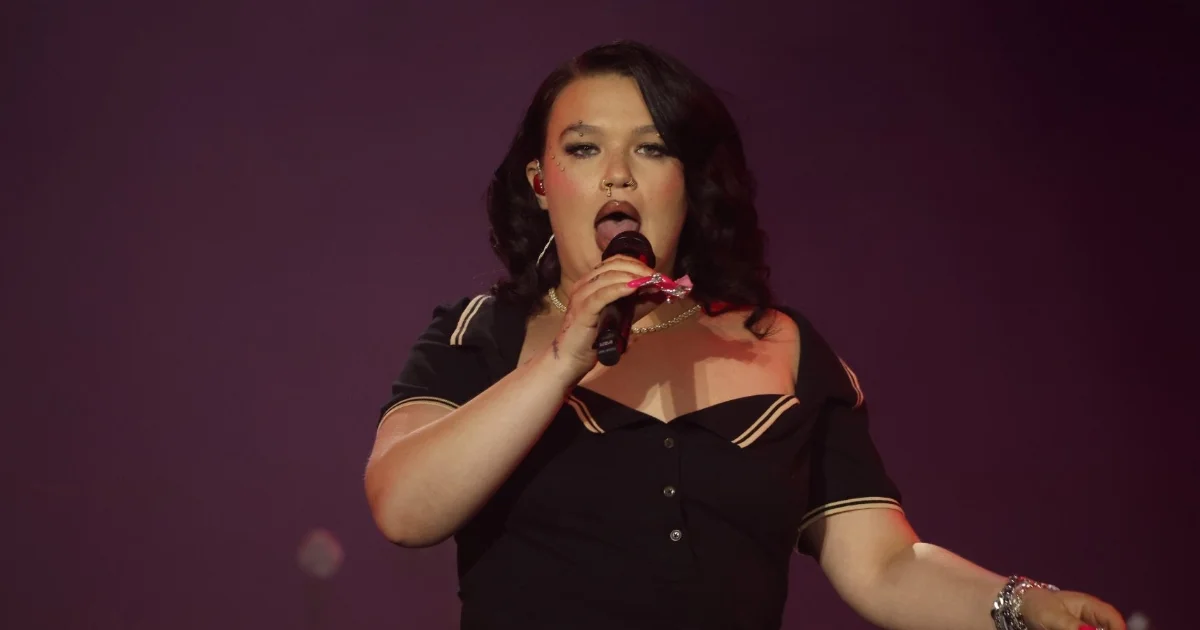 Estreia de Lola Young no Rock in Rio tem chuva, emoção e teste de fogo