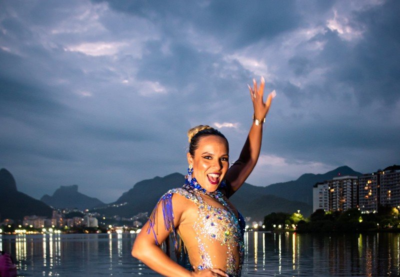 Cria do samba! Débora Bana chega como nova musa da Unidos da Ponte
