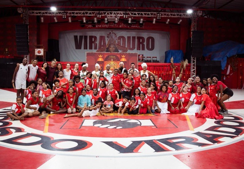 Viradouro mergulha na ancestralidade com visita especial do Jongo da Serrinha