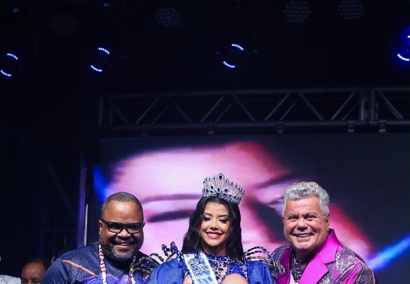 Grazi Xavier é coroada por Milton Cunha como rainha de bateria da Unidos da Ponte