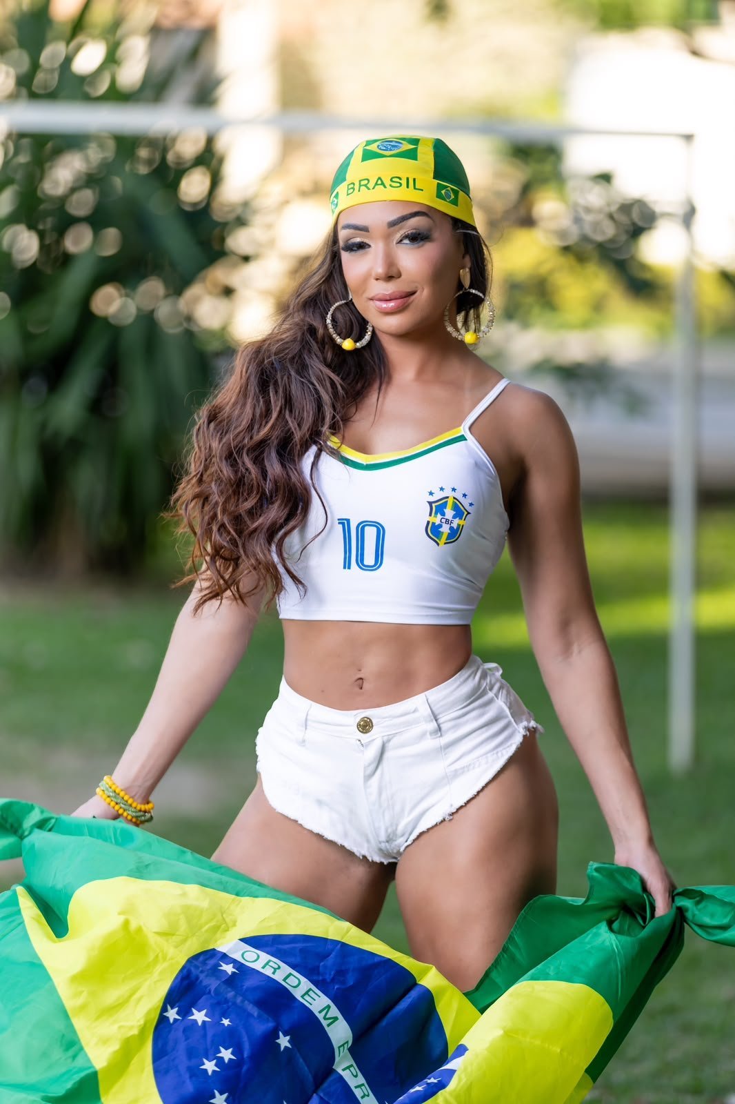 Musa da União da Ilha, Letícia Guimarães aposta no hexa e celebra a Seleção