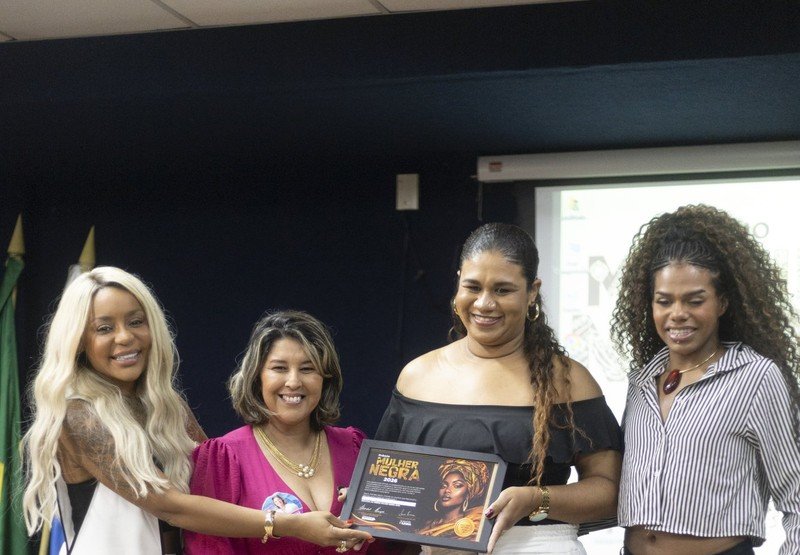 Monique Freitas brilha e leva o Prêmio Mulher Negra 2026 em Nilópolis