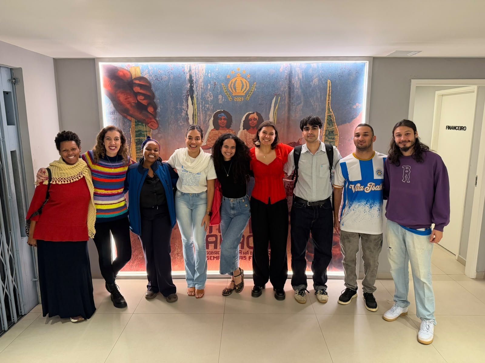 Alunos de Harvard fazem imersão cultural no barracão da Unidos de Vila Isabel