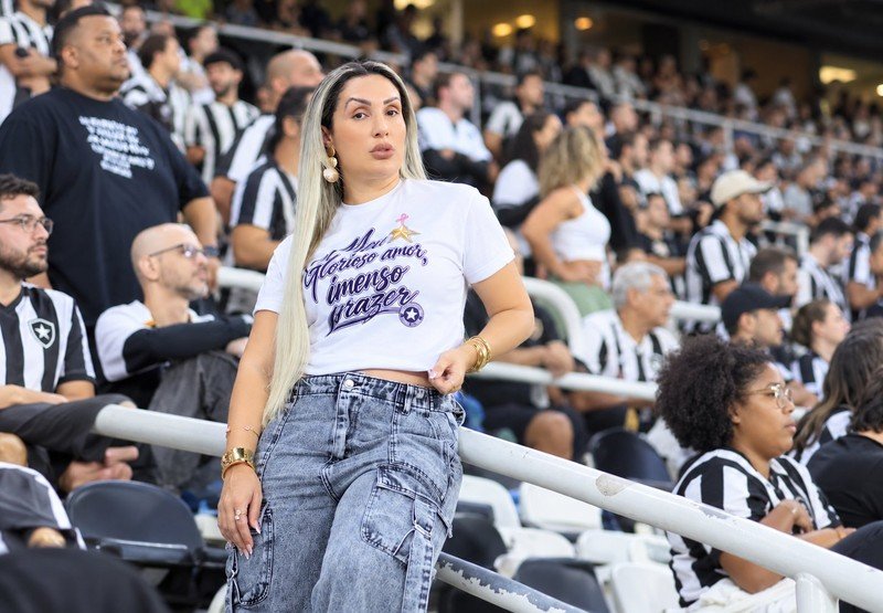 Rainha da Botafogo Samba Clube une Outubro Rosa a enredo contra a violência