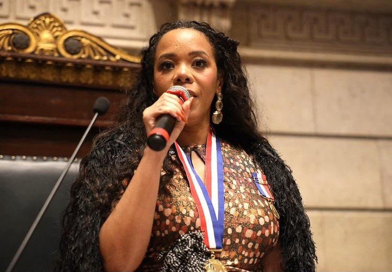 Rafaela Bastos recebe a Medalha Pedro Ernesto e transforma prêmio em reconhecimento coletivo