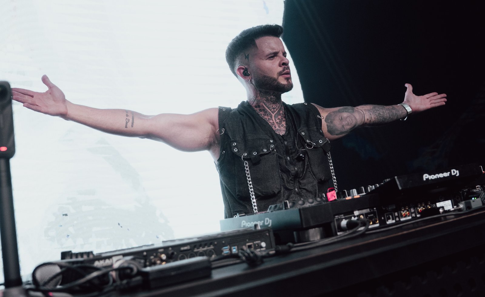 Cria do Morro do Dezoito, Hitmaker faz seu primeiro show solo no Rock in Rio e homenageia a avó