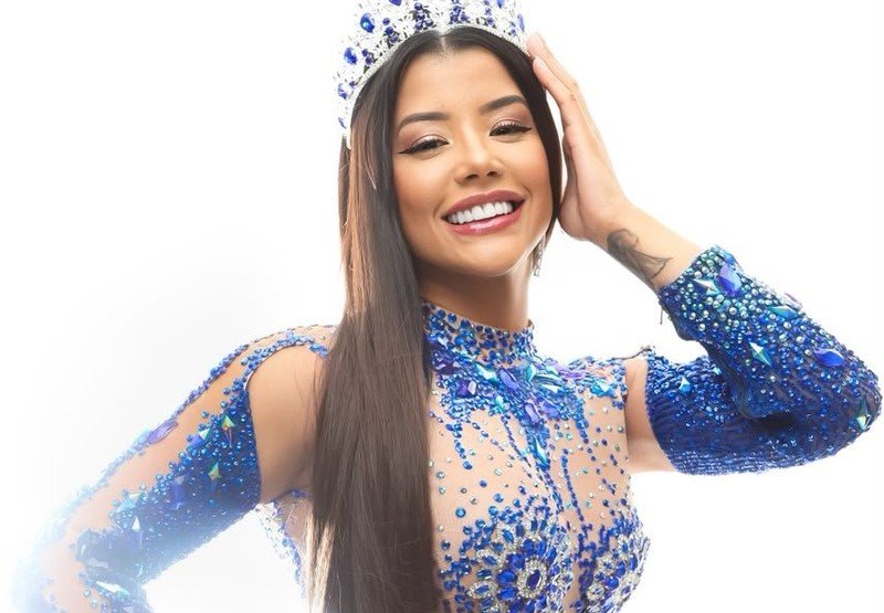 Nova rainha de bateria da Unidos da Ponte, Grazi Xavier recebe coroa neste domingo